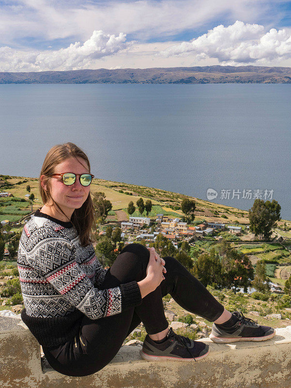 年轻女子的肖像坐在美丽的风景上的太阳岛，isla del sol，秘鲁